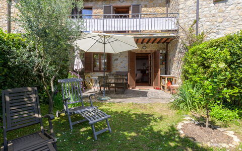 Steffi'S House: Maison, Arbuste, Zone Résidentielle, Porte, Domicile, Jardin, Mobilier De Jardin, Chalet, Pot De Fleur
