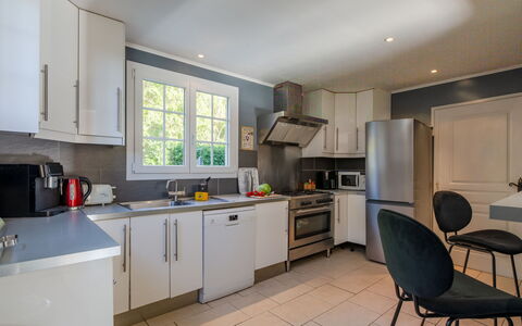 Villa Elica: Cuisine, Appareil De Cuisine, Comptoir, Principaux Appliance, Meubles, Design Intérieur, Sol, Cabinetry, Bois, Plafond