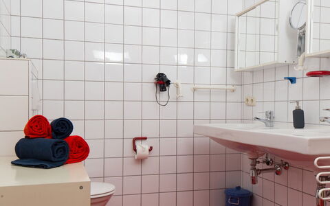 Blauer Elefant: Salle De Bains, Lavabo, Luminaire Plomberie, Mur, Évier, Sol, Design Intérieur, Sol, Robinet, Plomberie