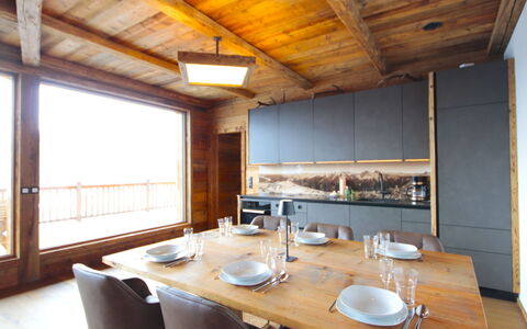 Chalet Ebenholz: Meubles, Sol, Design Intérieur, Bois, Plafond, Sol, Table Cuisine Et Salle A Manger, Chaise, Table, Salle À Manger