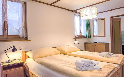 Chalet Graf Apt 1: Lit, Chambre, Design Intérieur, Bois, Drap De Lit, Sol, Literie, Meubles, Sol, Cadre De Lit