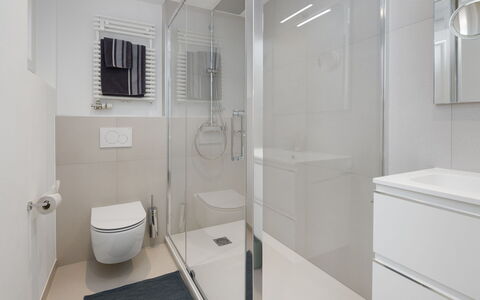 Résidence Terrazza 1: Salle De Bains, Design Intérieur, Sol, Sol, Luminaire Plomberie, Mur, Armoire De Toilette, Miroir, Toilette, Plomberie