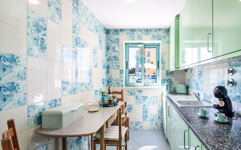 W Marina - Sunny Way: Bleu, Sol, Sol, Tuile, Pièce, Cuisine, Comptoir, Cabinetry, Peindre, Principaux Appliance
