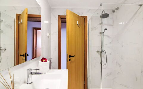 W Marina - Sunny Way: Sol, Sol, Design Intérieur, Luminaire Plomberie, Porte, Salle De Bains, Domicile, Plomberie, Pièce, Robinet