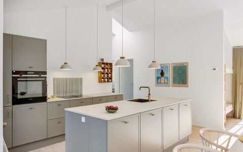 Eida - 500M from the Sea: Cuisine, Sol, Design Intérieur, Meubles, Bois, Sol, Comptoir, Appareil De Cuisine, Plafond, Cabinetry