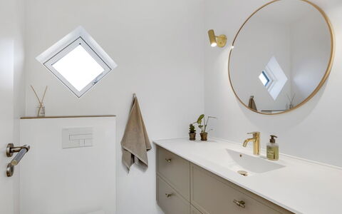 Eida - 500M from the Sea: Design Intérieur, Luminaire Plomberie, Armoire De Toilette, Miroir, Luminaire, Plafond, Plomberie, Salle De Bains, Robinet, Lavabo