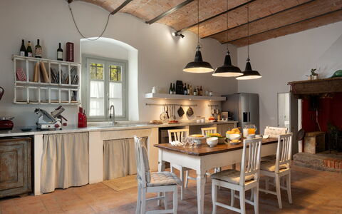 La Morella: Meubles, Design Intérieur, Sol, Cuisine, Bois, Sol, Table Cuisine Et Salle A Manger, Table, Chaise, Plafond