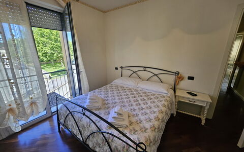 Al Civico 80: Lit, Balcon, Chambre, Literie, Chaise, Cadre De Lit, Villa, Hôtel, Drap De Lit, Balustrade