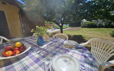 Villa Lory: Meubles, Table, Chaise, Nappe De Table, Mobilier De Jardin, Jardin, Tableau De Plein Air, Table Cuisine Et Salle A Manger, Ombre, Pelouse