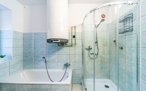 Forrest Haven Vodice: Salle De Bains, Luminaire Plomberie, Sol, Design Intérieur, Sol, Baignoire, Robinet, Douche, Plomberie, Tete De Douche