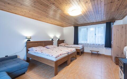 Forrest Haven Vodice: Chambre, Lit, Domicile, Meubles, Plafond, Cadre De Lit, Literie, Drap De Lit, Dur, Hôtel