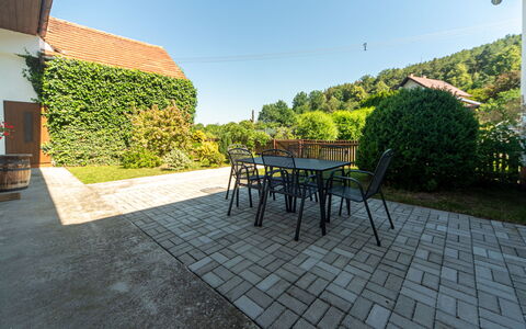 Forrest Haven Vodice: Dalle, Jardin, Arrière-Cour, Ombre, Brique, Aménagement Paysager, Mobilier De Jardin, Cour, Cour, Tableau De Plein Air