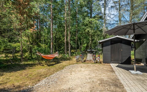 Lökea - from the Sea: Arbre, Vélo, Chalet, Batiments Jardin, Des Bois, Ombre, Roue De Bicyclette, Jardin