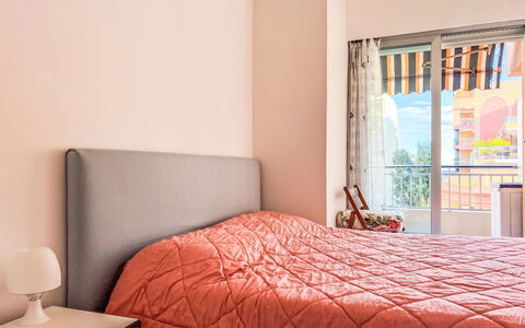 Jad: Meubles, Lit, Design Intérieur, Chambre, Drap De Lit, Literie, Mur, Bois, Pièce, Linge