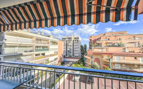 Jad: Bâtiment, Fenêtre, Appartement, Quartier, Zone Résidentielle, Condominium, Design Urbain, Zone Métropolitaine, Balcon, Bâtiment Commercial