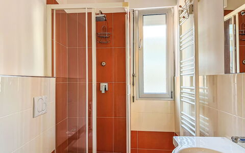Jad: Luminaire Plomberie, Design Intérieur, Salle De Bains, Sol, Sol, Plomberie, Pièce, Robinet, Tuile, Toilette