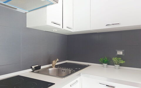 Jad: Cuisine, Comptoir, Appareil De Cuisine, Mur, Cabinetry, Design Intérieur, Bois, Principaux Appliance, Sol, Cuisinière
