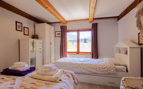 Gorski Raj: Lit, Meubles, Chambre, Design Intérieur, Bois, Drap De Lit, Literie, Plafond, Sol, Sol