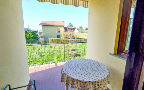 Green Haven: Balcon, Porche, Ombre, Tache De Bois, Balustrade, Chaise, Villa, Plante D'Appartement, Balustre, Arrière-Cour