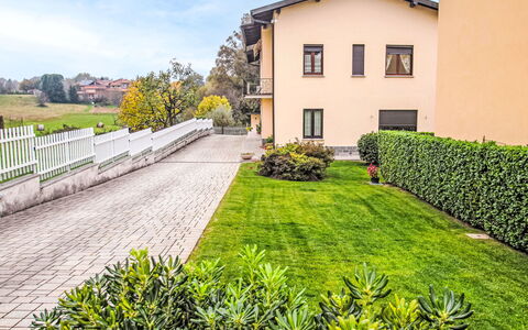 Green Haven: Domicile, Jardin, Couverture De Sol, Pelouse, Biens, Aménagement Paysager, Cour, Balcon, Allée, Villa