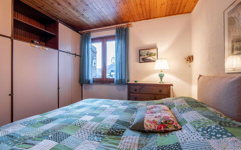Gag Derby Apartment: Lit, Chambre, Drap De Lit, Design Intérieur, Literie, Meubles, Bois, Linge, Pièce, Sol