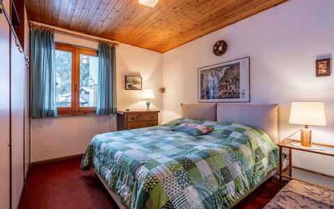 Gag Derby Apartment: Lit, Design Intérieur, Chambre, Drap De Lit, Plafond, Meubles, Literie, Pièce, Sol, Cadre De Lit
