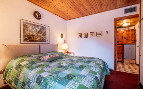 Gag Derby Apartment: Lit, Chambre, Literie, Meubles, Design Intérieur, Drap De Lit, Bois, Sol, Plafond, Sol