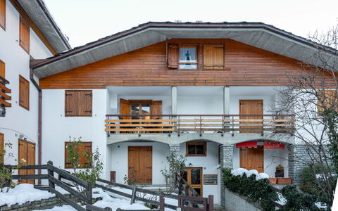 Gag Derby Apartment: Maison, Domicile, Porte, Chalet, Gelé, Neige, L'Hiver, Escaliers, Porche, Balcon