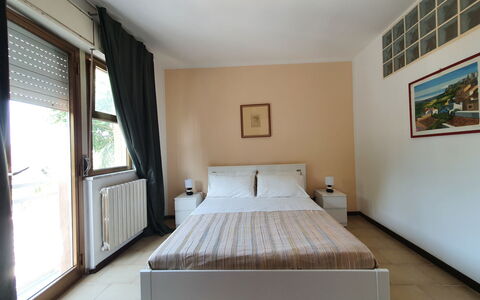 Happy House: Meubles, Lit, Design Intérieur, Chambre, Sol, Sol, Literie, Pièce, Drap De Lit, Bois