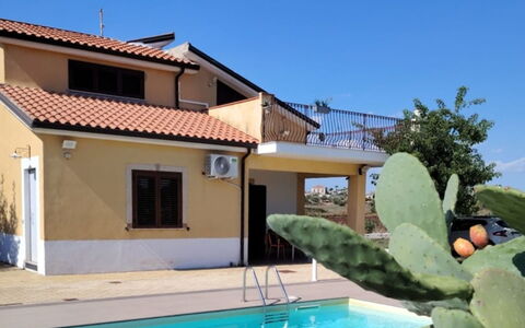 Scrusciu Do Vientu: Piscine, Zone Résidentielle, Maison, Domicile, Toit, Recours, Porte, Ombre, Biens, Loisir