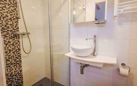 De Bosuil: Salle De Bains, Luminaire Plomberie, Sol, Design Intérieur, Sol, Lavabo, Plomberie, Évier, Toilette, Robinet