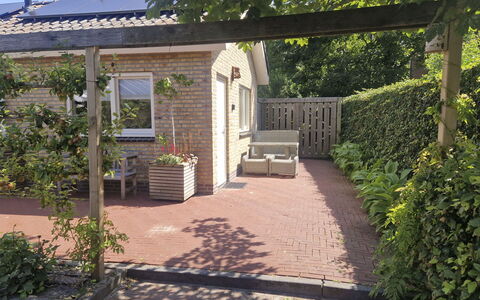 De Bosuil: Arbuste, Zone Résidentielle, Maison, Domicile, Brique, Jardin, Dalle, Porte, Chalet