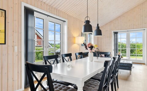Rixa - 350M from the Sea: Domicile, Meubles, Plafond, Table Cuisine Et Salle A Manger, Luminaire, Salle À Manger, Chaise, Parquet, Lustre, Dur