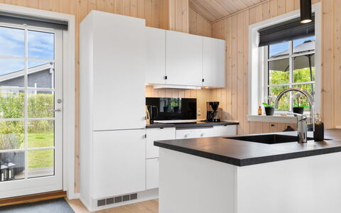 Rixa - 350M from the Sea: Bois, Cuisine, Comptoir, Appareil De Cuisine, Sol, Luminaire Plomberie, Robinet, Évier, Principaux Appliance, Plomberie