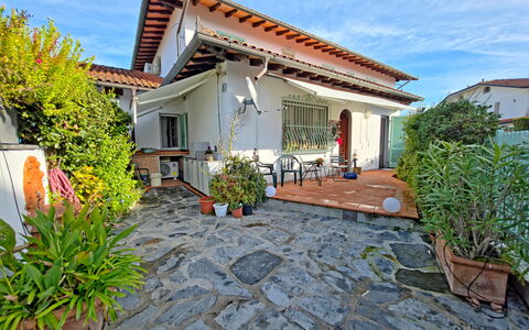 I Cipressi: Maison, Zone Résidentielle, Domicile, Toit, Balcon, Hacienda, Ombre, Dalle, Pot De Fleur, Plante D'Appartement