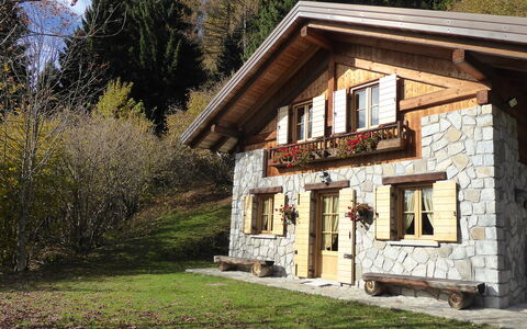 Chalet Genzianella: Bâtiment, Bois, Maison, Toit, Chalet, Domicile, Zone Rurale, Porte, Ferme, Village