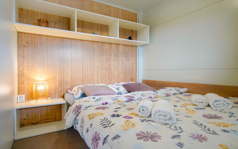 Jasna: Lit, Design Intérieur, Chambre, Meubles, Mur, Drap De Lit, Literie, Bois, Sol, Sol