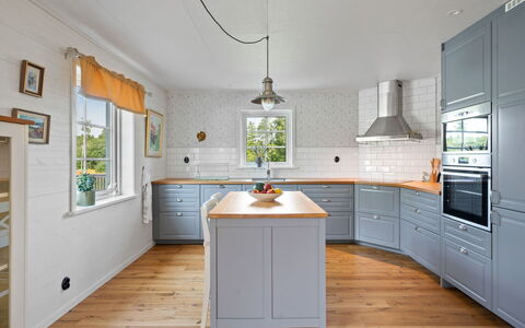 Teåker: Sol, Cuisine, Bois, Cabinetry, Sol, Appareil De Cuisine, Design Intérieur, Comptoir, Tiroir, Domicile