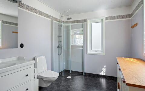 Teåker: Sol, Luminaire Plomberie, Design Intérieur, Sol, Salle De Bains, Plafond, Évier, Plomberie, Armoire De Toilette, Luminaire