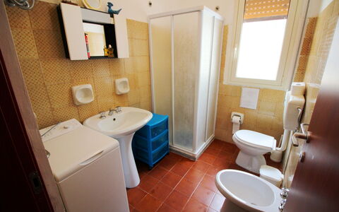 Villa Floridia: Sol, Sol, Design Intérieur, Pièce, Porte, Luminaire Plomberie, Tache De Bois, Évier, Plomberie