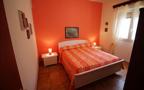 Villa Floridia: Meubles, Lit, Chambre, Literie, Drap De Lit, Design Intérieur, Bois, Linge, Sol, Pièce