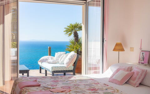 La Terrazza sul Mare: Meubles, Design Intérieur, Chambre, Linge, Textile, Lit, Domicile, Sol, Éclairage, Pièce