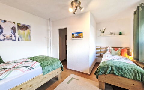 August: Lit, Meubles, Design Intérieur, Chambre, Mur, Drap De Lit, Literie, Sol, Bois, Sol