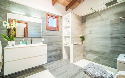 Son Mulet: Sol, Design Intérieur, Sol, Luminaire Plomberie, Armoire De Toilette, Salle De Bains, Domicile, Plomberie, Tuile, Robinet