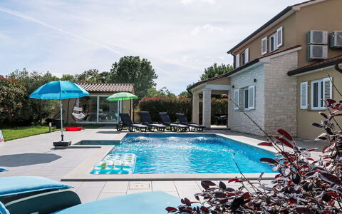 Istria Queen: Piscine, Recours, Mobilier De Jardin, Loisir, Biens, Chaise, Eco Hôtel, Villa, Caractéristique De L'Eau, Parapluie