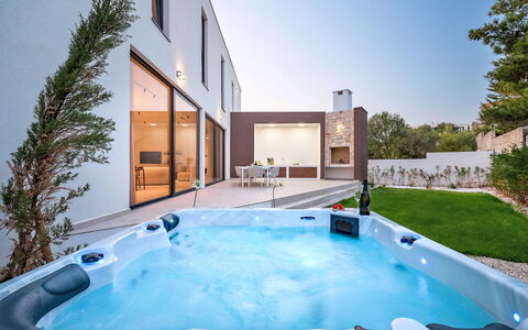 Five K: Appartement, Design Urbain, Balcon, Condominium, Chaise, Hôtel, Plante D'Appartement, Table Cuisine Et Salle A Manger