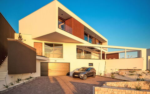 Five K: Appartement, Design Urbain, Balcon, Condominium, Chaise, Hôtel, Plante D'Appartement, Table Cuisine Et Salle A Manger