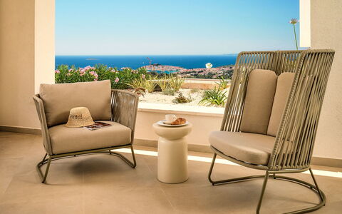 Five K: Appartement, Design Urbain, Balcon, Condominium, Chaise, Hôtel, Plante D'Appartement, Table Cuisine Et Salle A Manger