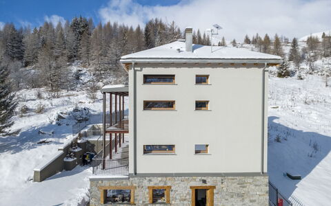 Madesimo 642: Appartement, Design Urbain, Balcon, Condominium, Chaise, Hôtel, Plante D'Appartement, Table Cuisine Et Salle A Manger