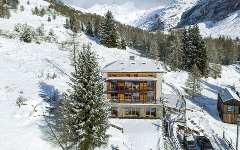 Madesimo 642: Appartement, Design Urbain, Balcon, Condominium, Chaise, Hôtel, Plante D'Appartement, Table Cuisine Et Salle A Manger